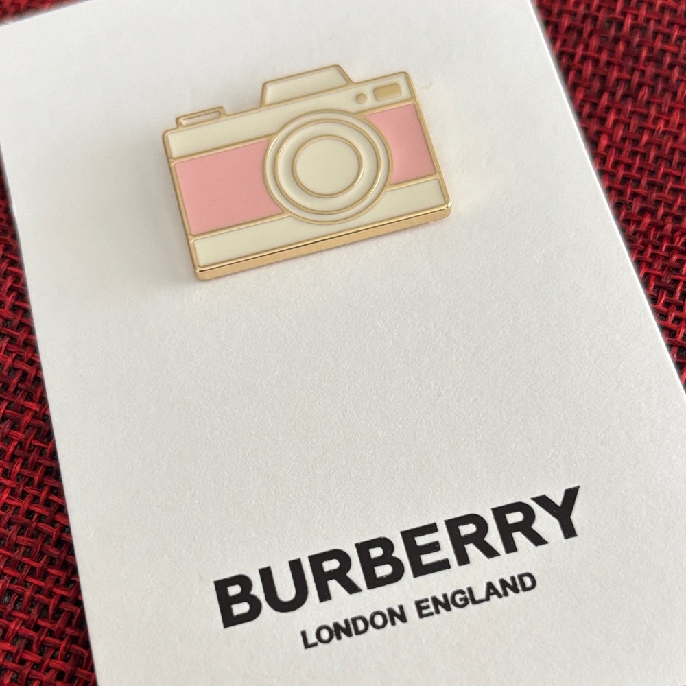 βοΈBurberry Pink and Cream Camera Pin GWP βοΈ - Picture 2 of 7